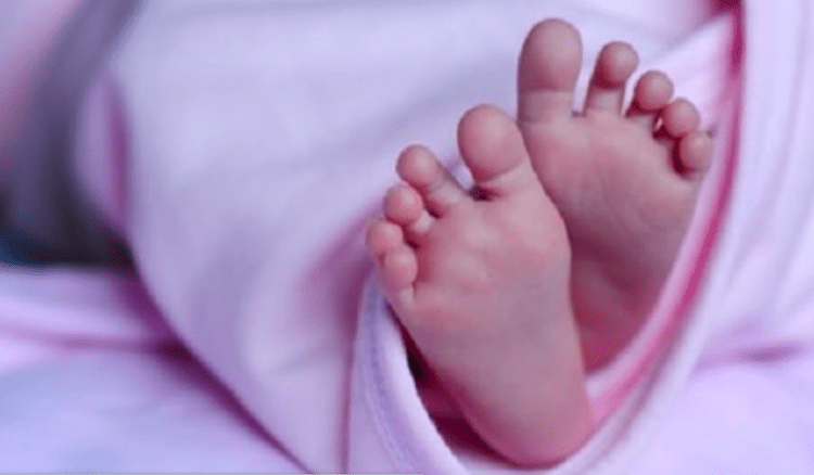 Recém-nascida é encontrada abandonada em estacionamento