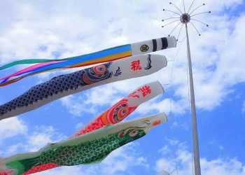 Crianças vitimadas no desastre de 2011 são lembradas com birutas em forma de carpas