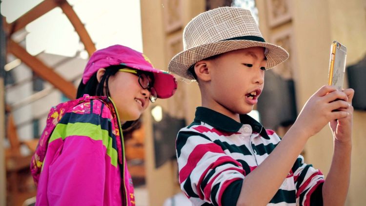 As crianças no Japão estão recebendo seus primeiros smartphones cada vez mais cedo