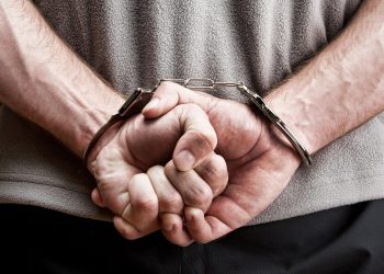 Homem procurado pela justiça por agressão é preso em Okinawa