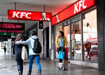 Clientes australianos do KFC reclamam a falta de alface