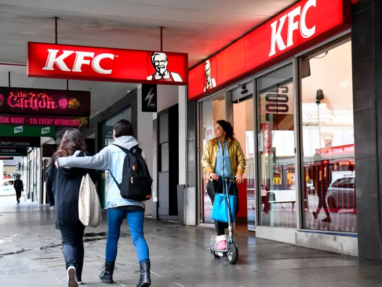 Clientes australianos do KFC reclamam a falta de alface