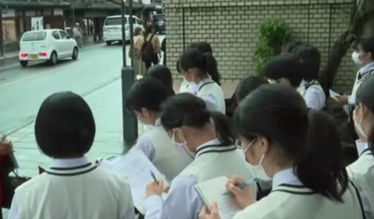 Estudantes japoneses se preparam para atuar como guias de inglês em Kawagoe