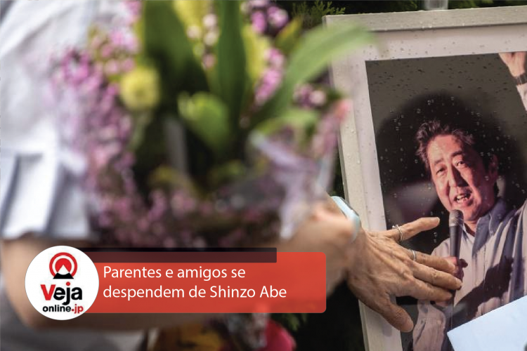 Parentes e amigos prestam homenagem ao ex-premiê Shinzo Abe em Tóquio