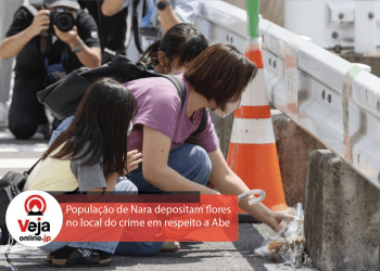 Um mês após o assassinato de Abe, moradores prestam seus sentimentos depositando flores no local do crime
