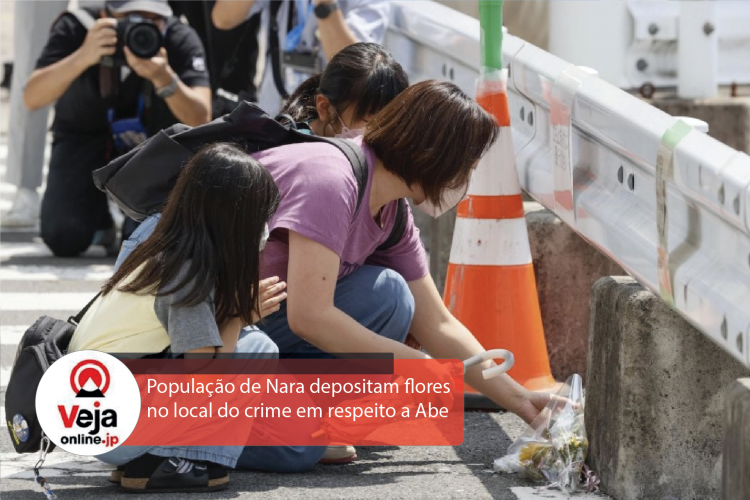Um mês após o assassinato de Abe, moradores prestam seus sentimentos depositando flores no local do crime