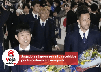 Uma multidão de torcedores lotam o aeroporto de Haneda para receber os Samurais Azuis