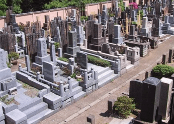 Japoneses ofertam comidas em túmulos como forma de agradecer aqueles que já se foram