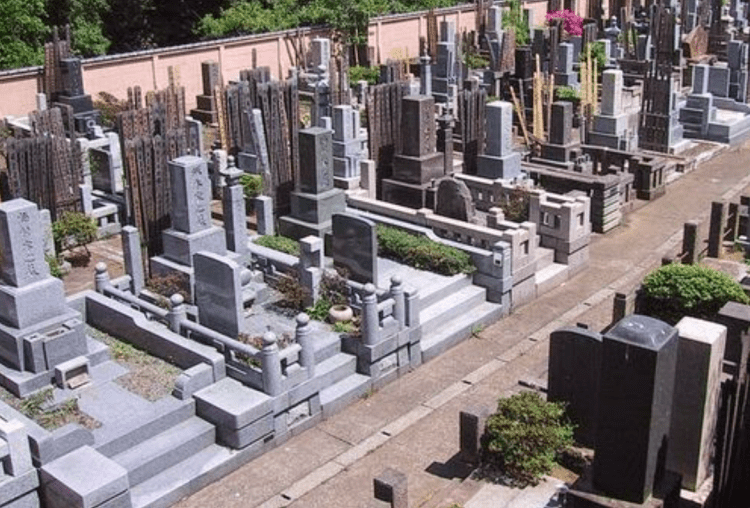 Japoneses ofertam comidas em túmulos como forma de agradecer aqueles que já se foram