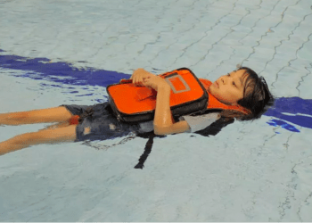 Empresa japonesa investe na produção de mochila escolar, que funciona como colete salva-vidas