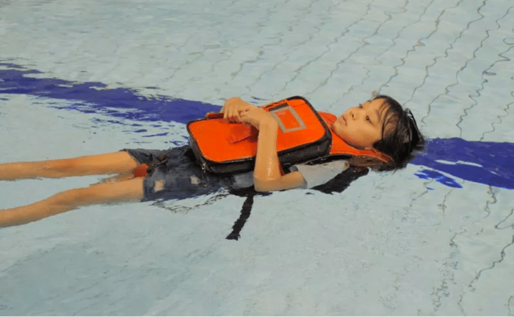 Empresa japonesa investe na produção de mochila escolar, que funciona como colete salva-vidas