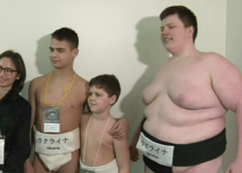 Crianças ucranianas participam de competição de sumô no Japão