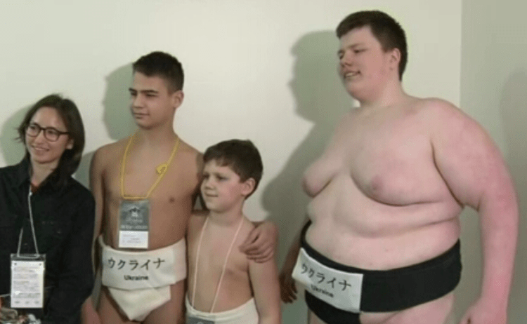 Crianças ucranianas participam de competição de sumô no Japão