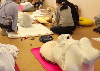 Otonamaki: antiga terapia japonesa de enrolar bebês para aliviar dores