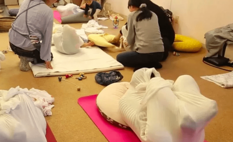 Otonamaki: antiga terapia japonesa de enrolar bebês para aliviar dores