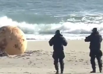 Japão investiga grande e misteriosa esfera de metal que surgiu em praia
