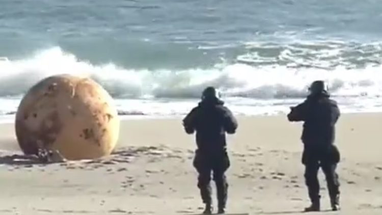 Japão investiga grande e misteriosa esfera de metal que surgiu em praia