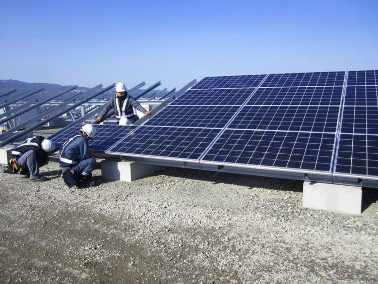 Governo japonês reduz sobretaxa relativa à energia renovável cobrada nas contas de luz