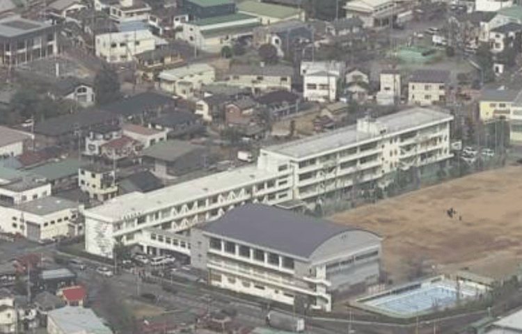 Adolescente de 17 anos esfaqueia professor dentro de escola em Saitama