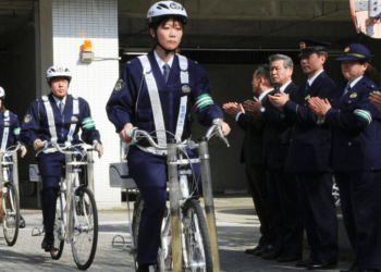 Policiais incentivam ciclistas a usarem capacete