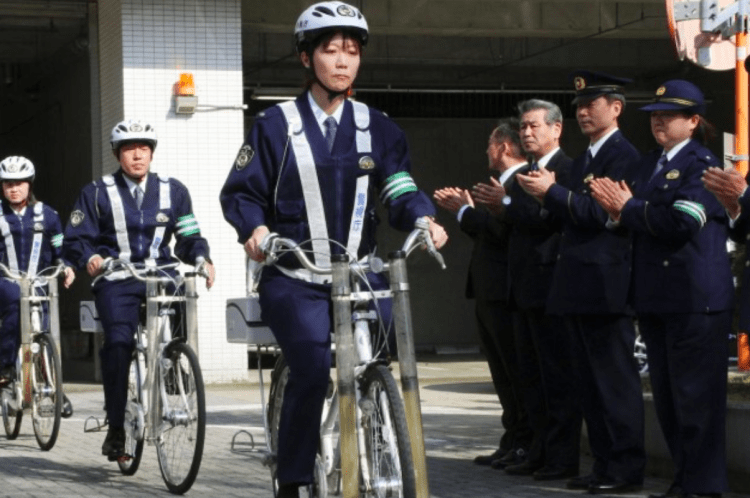 Policiais incentivam ciclistas a usarem capacete