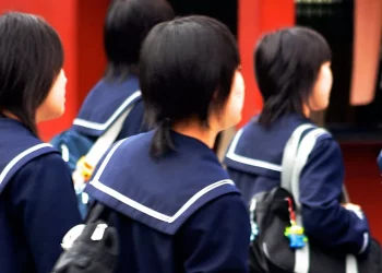 Suicídios entre crianças e adolescentes atinge número recorde em 2022 no Japão