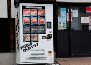 Máquina de venda automática na remota cidade de Akita vende carne de ursos intrusos