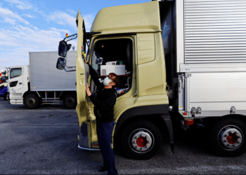 Repressão do Japão a horas extras de caminhoneiros aumenta temores de colapso econômico