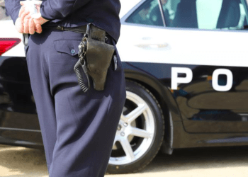 Brasileiro bravinho é preso por tentar impedir policial de separar briga