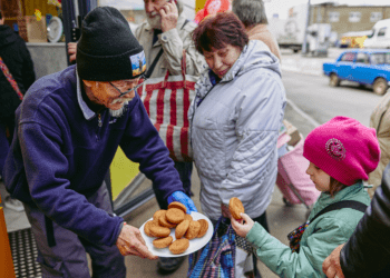 Japonês de 75 anos abre café gratuito em Kharkiv, na Ucrânia