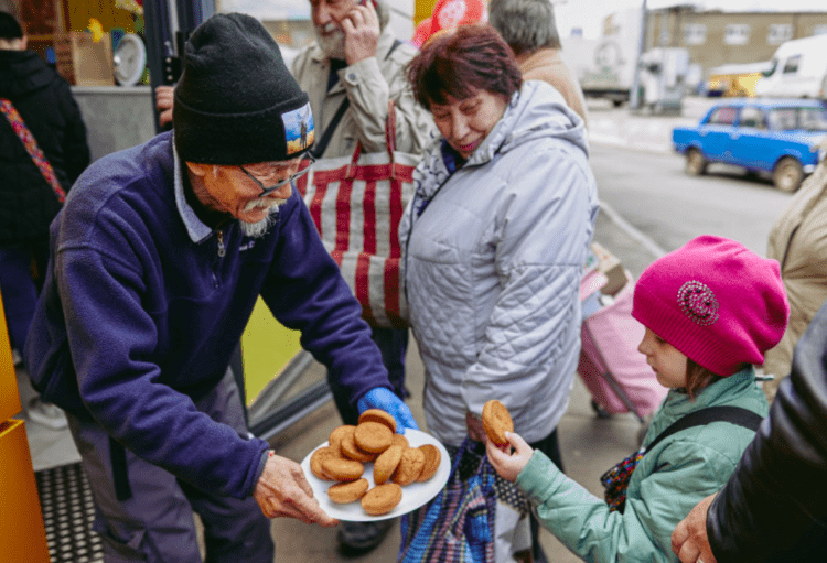 Japonês de 75 anos abre café gratuito em Kharkiv, na Ucrânia