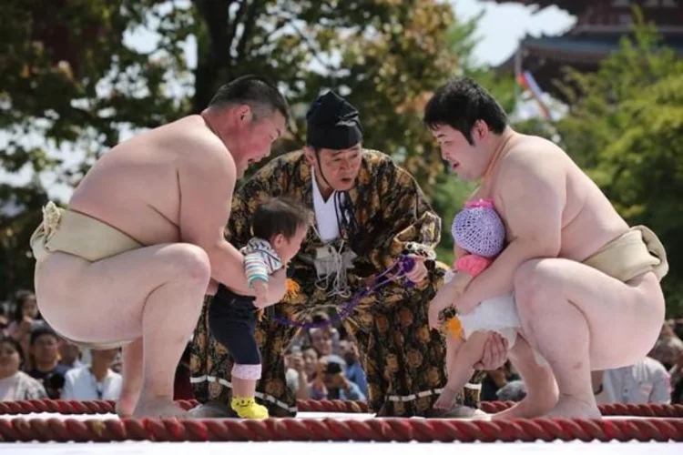 Festival de ‘sumo de bebê chorão’ do Japão retorna após pandemia