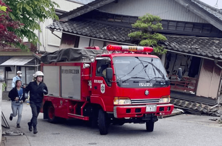 População de área atingida por terremoto permanecem em estado de alerta