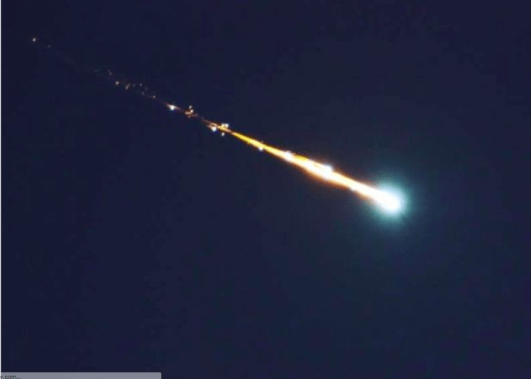 Misteriosas bolas de fogo são vistas cruzando o céu sobre Okinawa