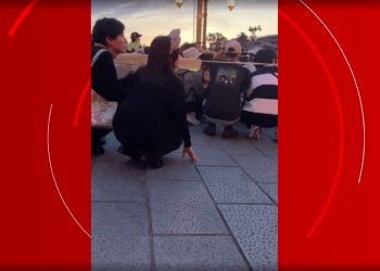 Terremoto de magnitude 6,2 atinge Tóquio, e pedestres sentam no chão durante tremor