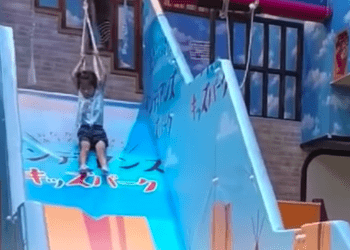 Criança de 4 anos fica pendurada pelo pescoço em brinquedo de restaurante no Japão