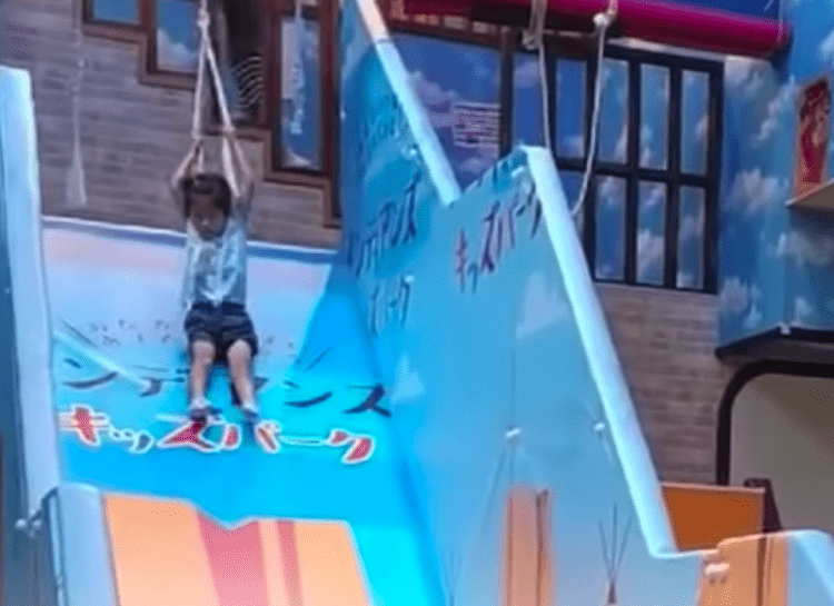 Criança de 4 anos fica pendurada pelo pescoço em brinquedo de restaurante no Japão