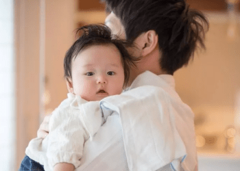 Japão registra aumento em número de funcionários tirando licença-paternidade