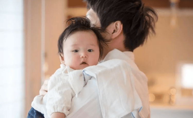 Japão registra aumento em número de funcionários tirando licença-paternidade