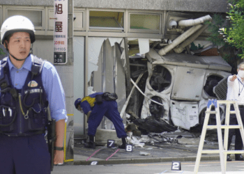 Carro desgovernado bate contra loja de conveniência e mata idoso de 82 anos
