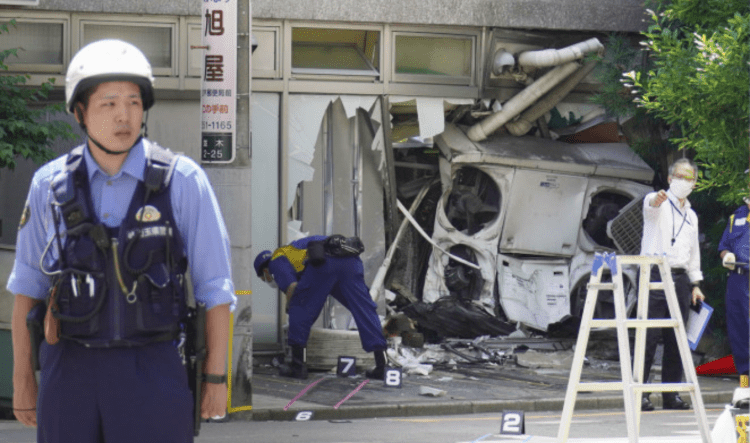 Carro desgovernado bate contra loja de conveniência e mata idoso de 82 anos