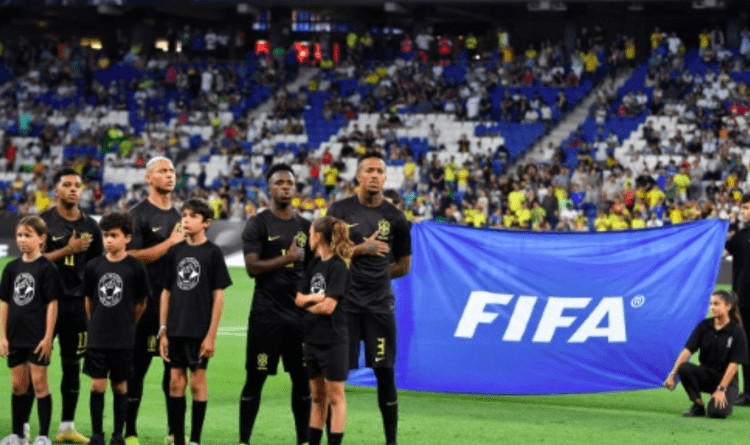 Jogadores brasileiros vestem preto pela primeira vez em estande antirracismo