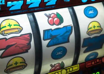 Homem ataca jogador de pachinko com machado em Sendai