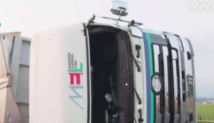 Caminhão é atingido por fortes ventos, tomba e deixa motorista ferido em Shizuoka