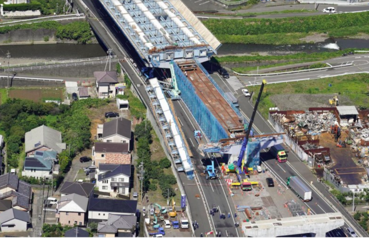 Viga de ponte cai, deixando 2 vítimas fatais e 6 trabalhadores feridos na província de Shizuoka