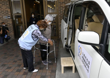 Pesquisa aponta que 27% das casas de repouso do Japão enfrentam falência devido a aumentos de preços