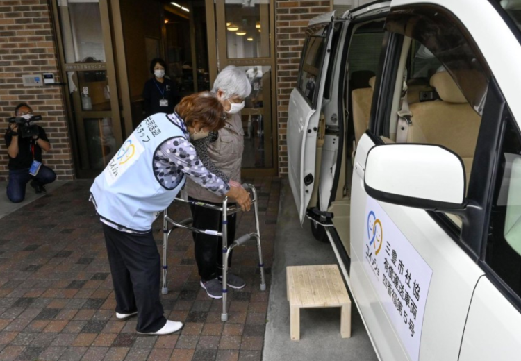 Pesquisa aponta que 27% das casas de repouso do Japão enfrentam falência devido a aumentos de preços