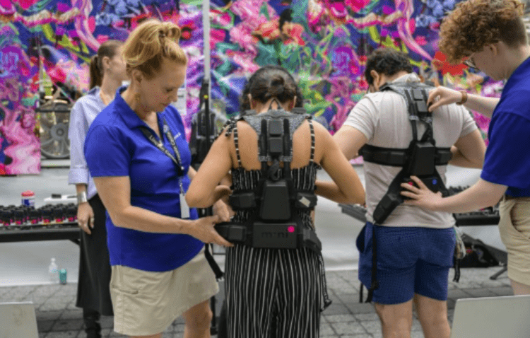 Coletes vibratórios traduzem música para surdos