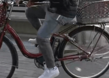 Polícia do Japão planeja punições mais rigorosas para ciclistas imprudentes no trânsito