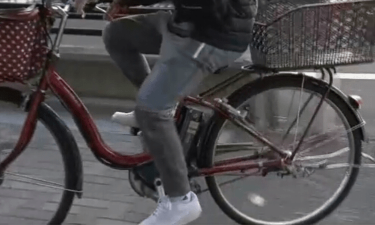 Polícia do Japão planeja punições mais rigorosas para ciclistas imprudentes no trânsito